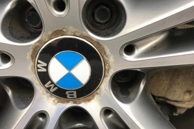 Mâm xe ôtô bị ăn mòn