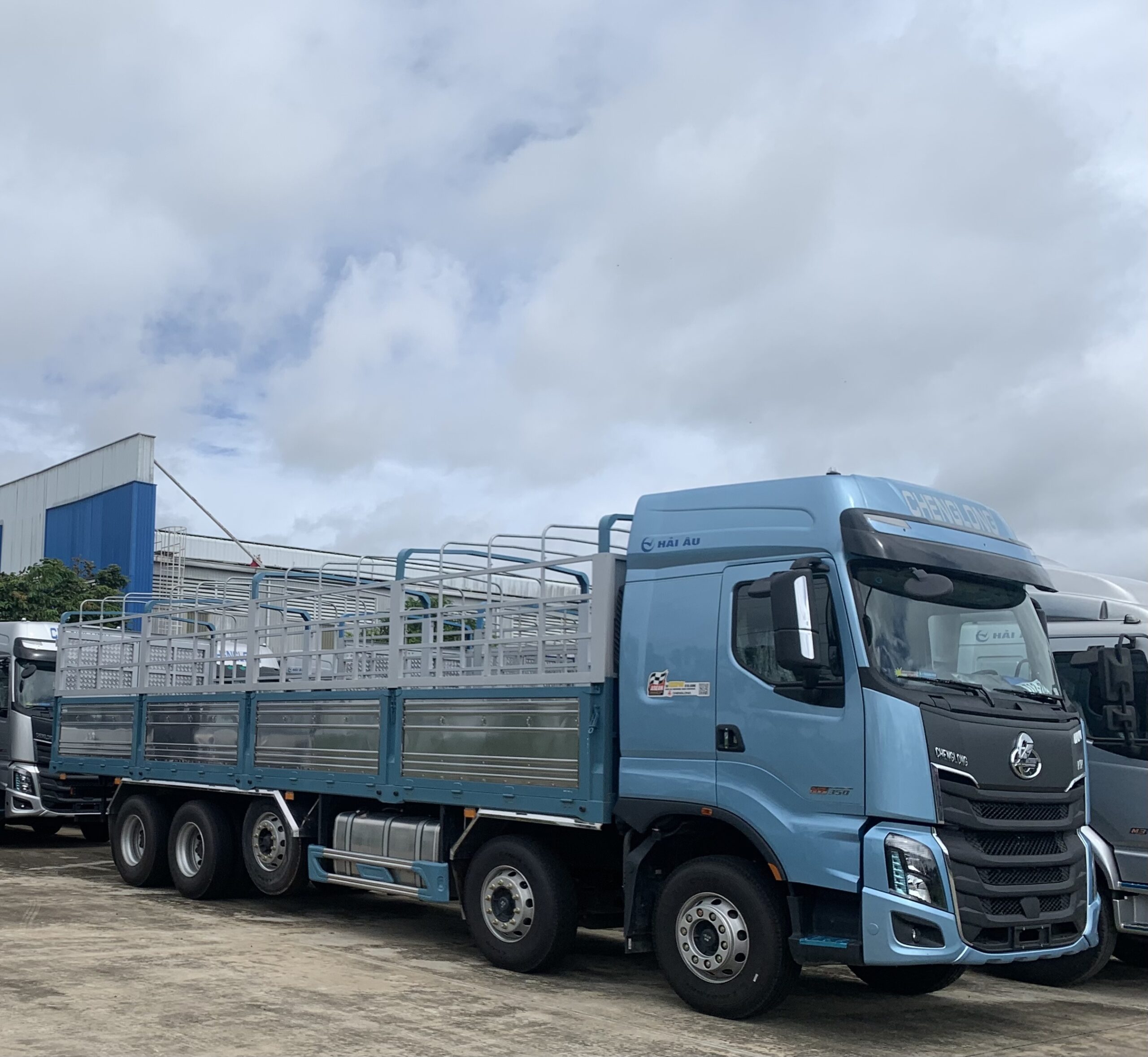 Vì sao nhiều xe tải có bánh xe phụ treo lơ lửng không chạm đất?