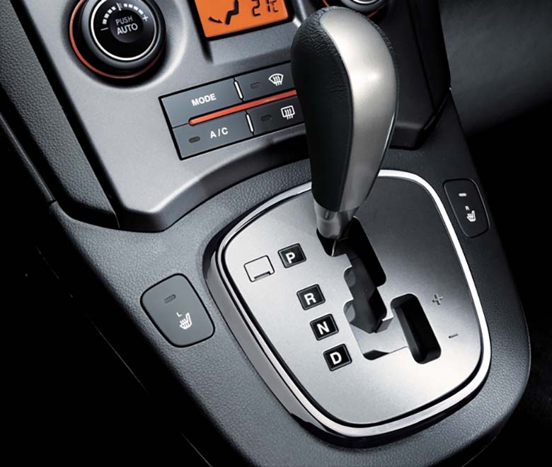 Khi dừng đèn đỏ nên về N hay P?