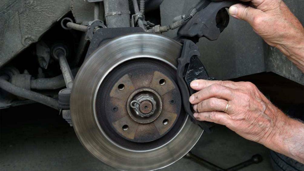 Má phanh xe ô tô nở do lọt nước