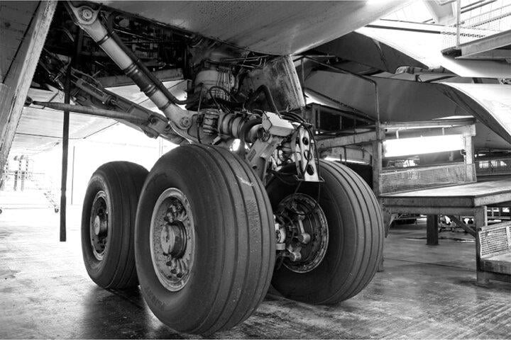 Lốp máy bay có gì khác lốp ô tô?