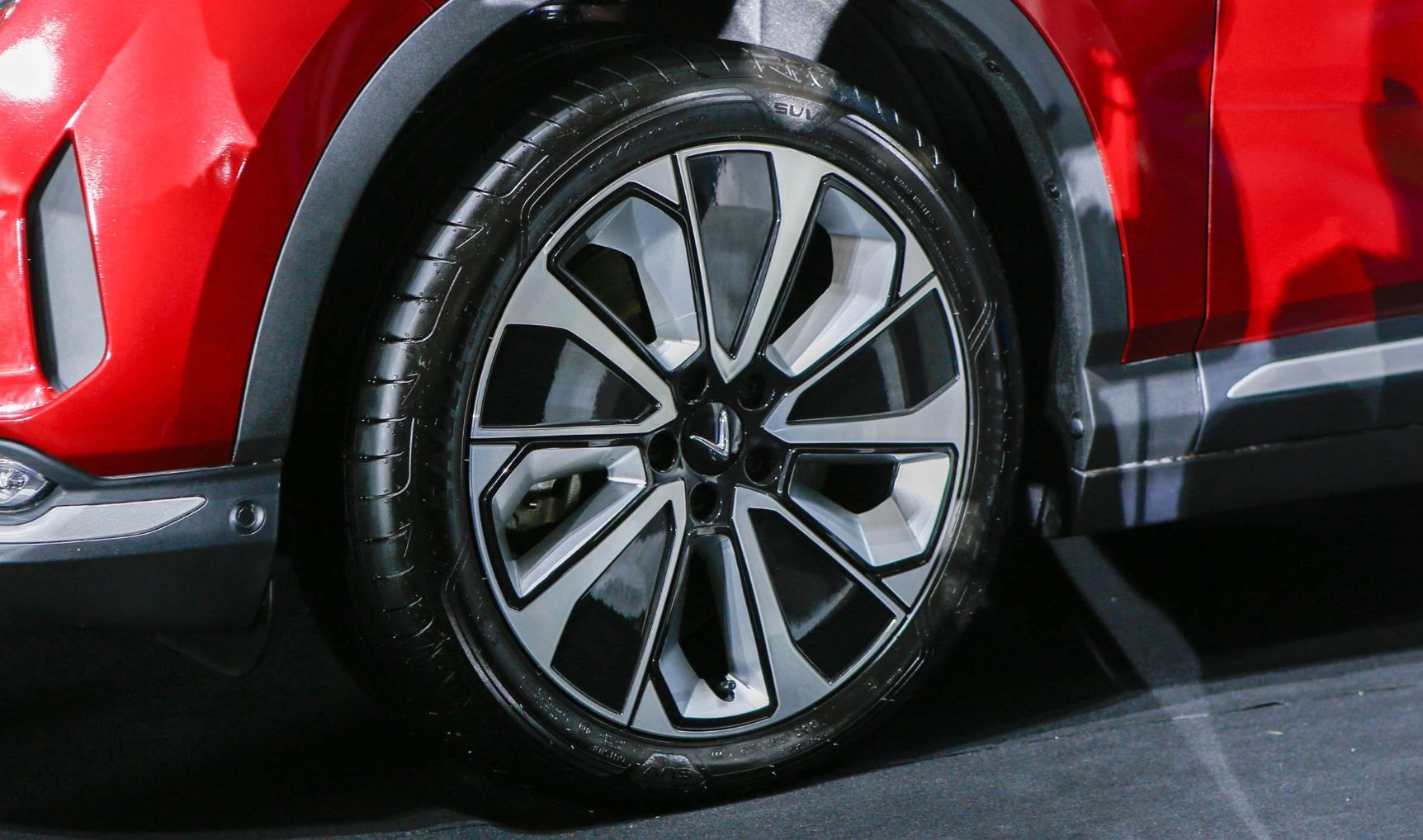 dịch vụ thay lốp xe ô tô điện giá rẻ tại Bình Dương