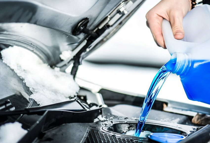 Dùng nước lã thay nước rửa kính ô tô được không?