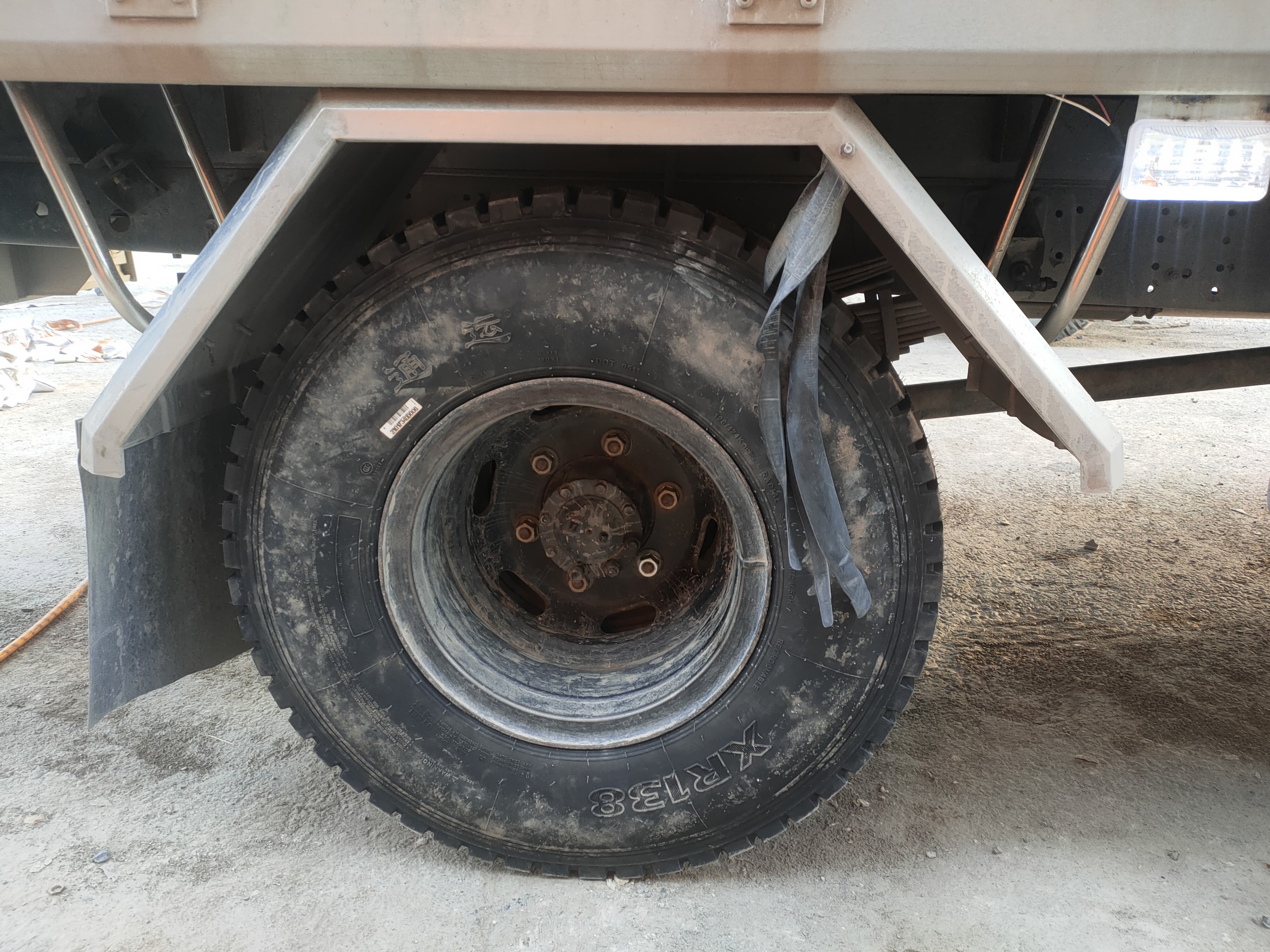 Vì sao bó dây chun lại được treo gần lốp xe tải?