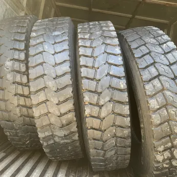 Lốp dán bố kẽm 11R22.5 gai ngang