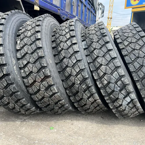 Lốp dán bố vải 11.00-20 gai ngang chạy trung chuyển hàng