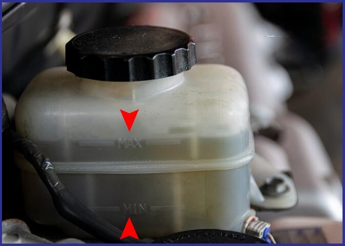 Nguyên nhân khiến đèn báo phanh bật sáng