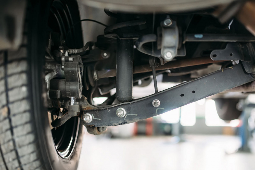 Hậu quả khi thường xuyên lái xe ô tô đường xấu ít ai để ý