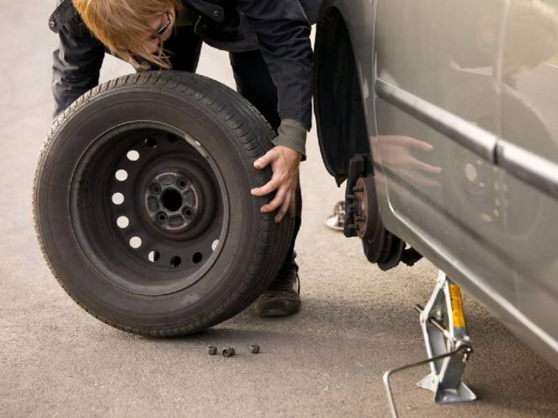 cách thay lốp dự phòng xe ô tô