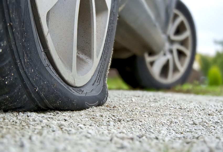 Cách xử lý xe ô tô thủng lốp an toàn nhất