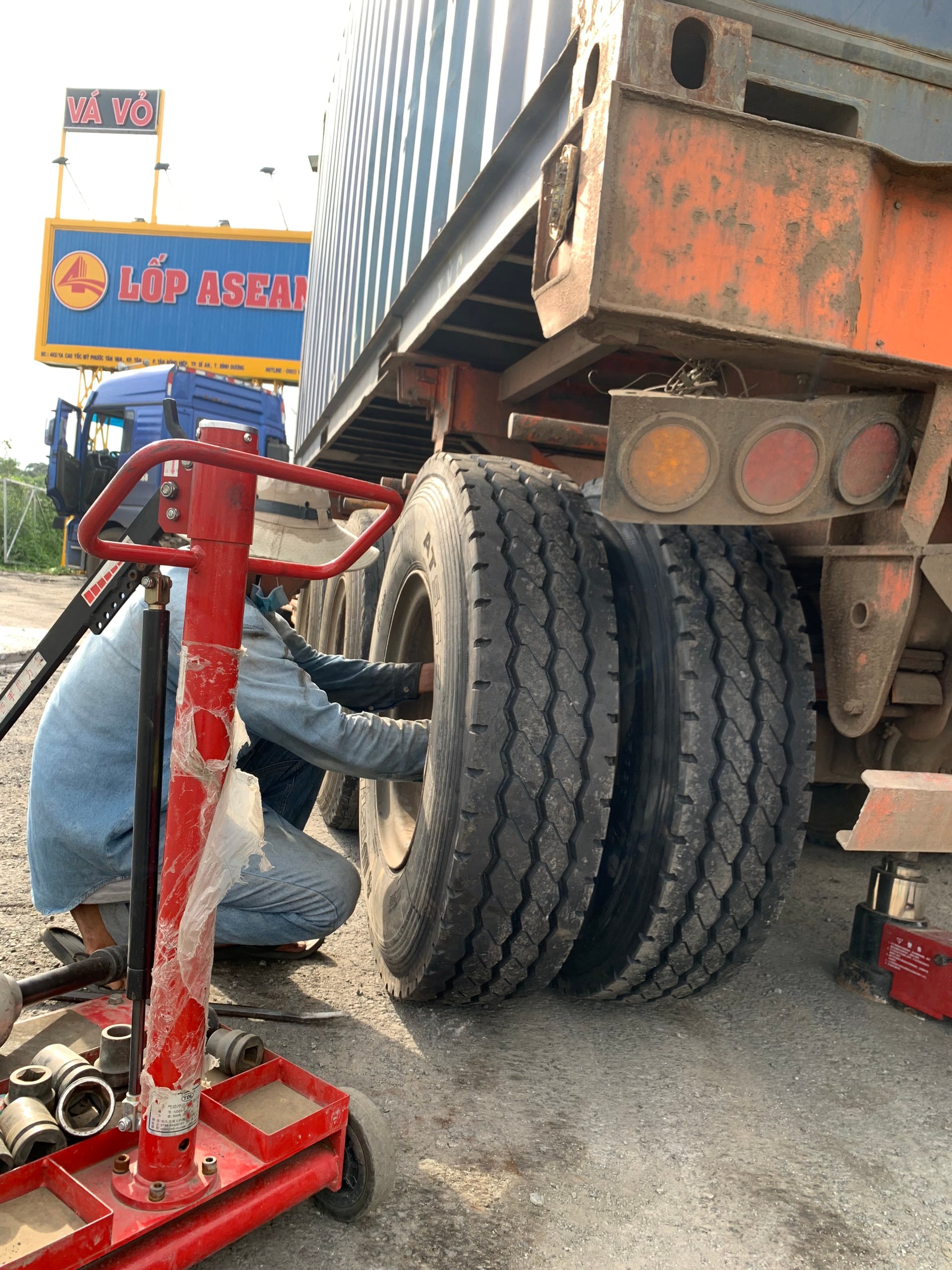 địa chỉ thay lốp xe tải uy tín