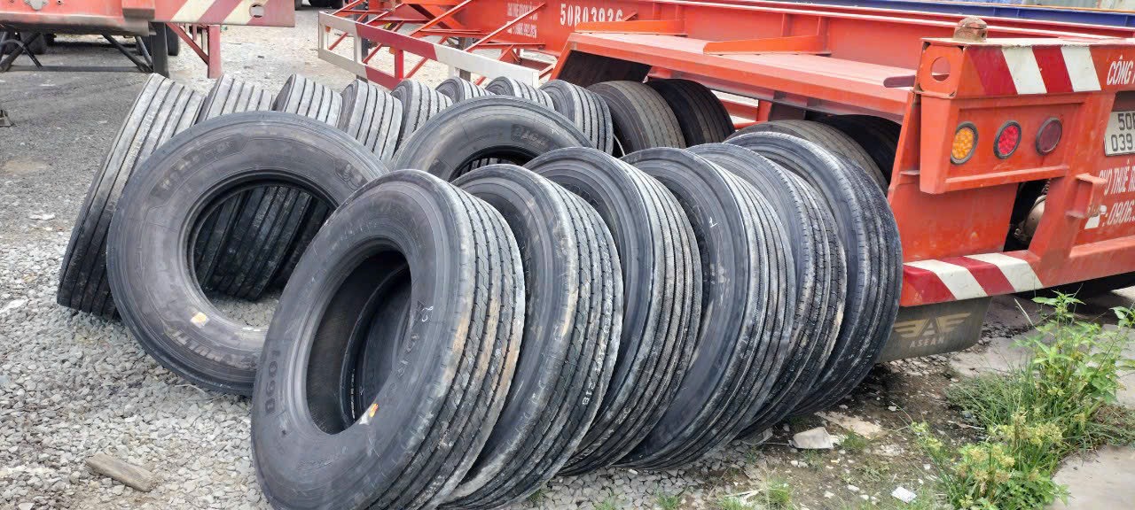 lốp dán gai xuôi