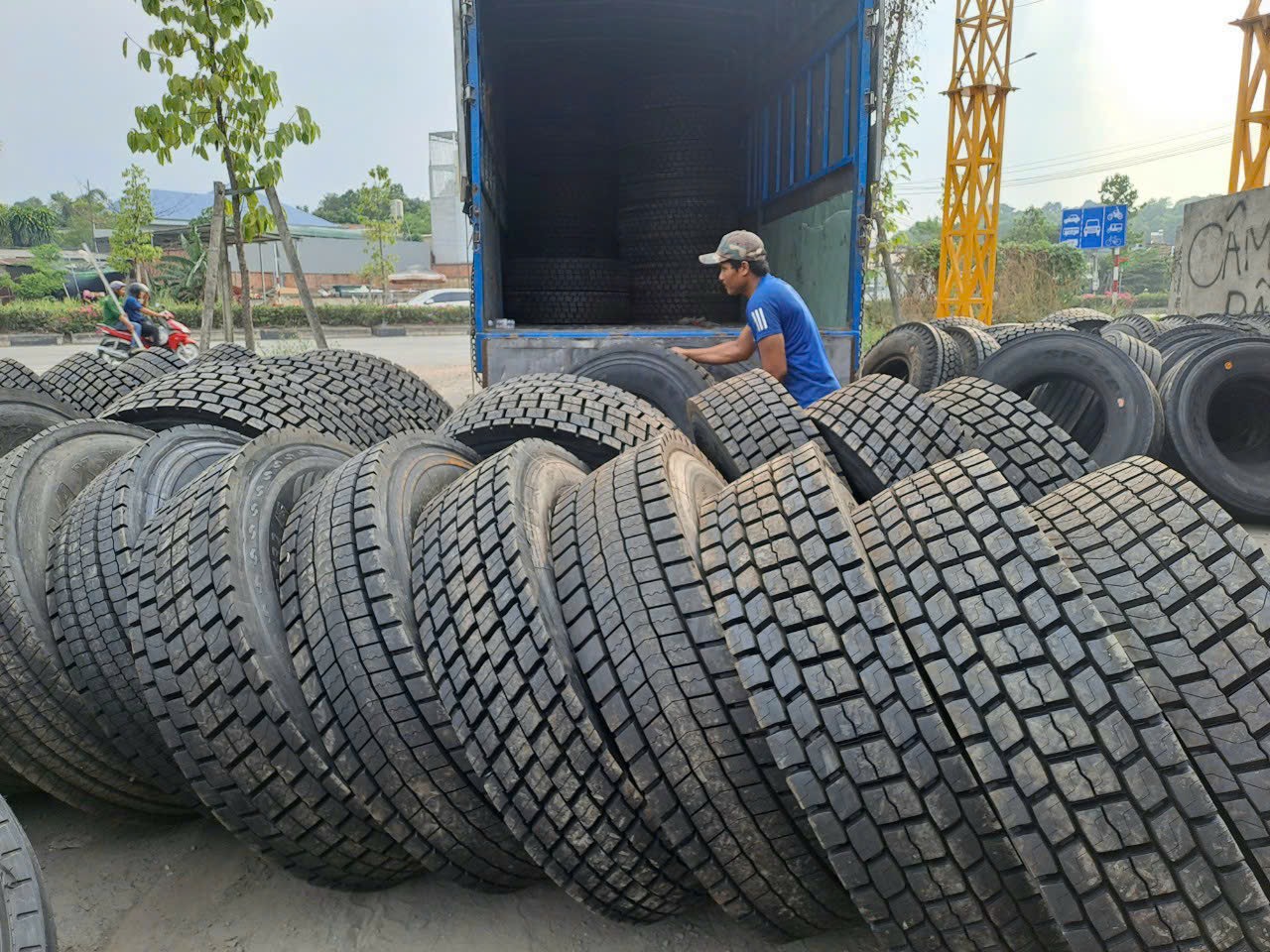 lốp dán gai cục xe tải - container