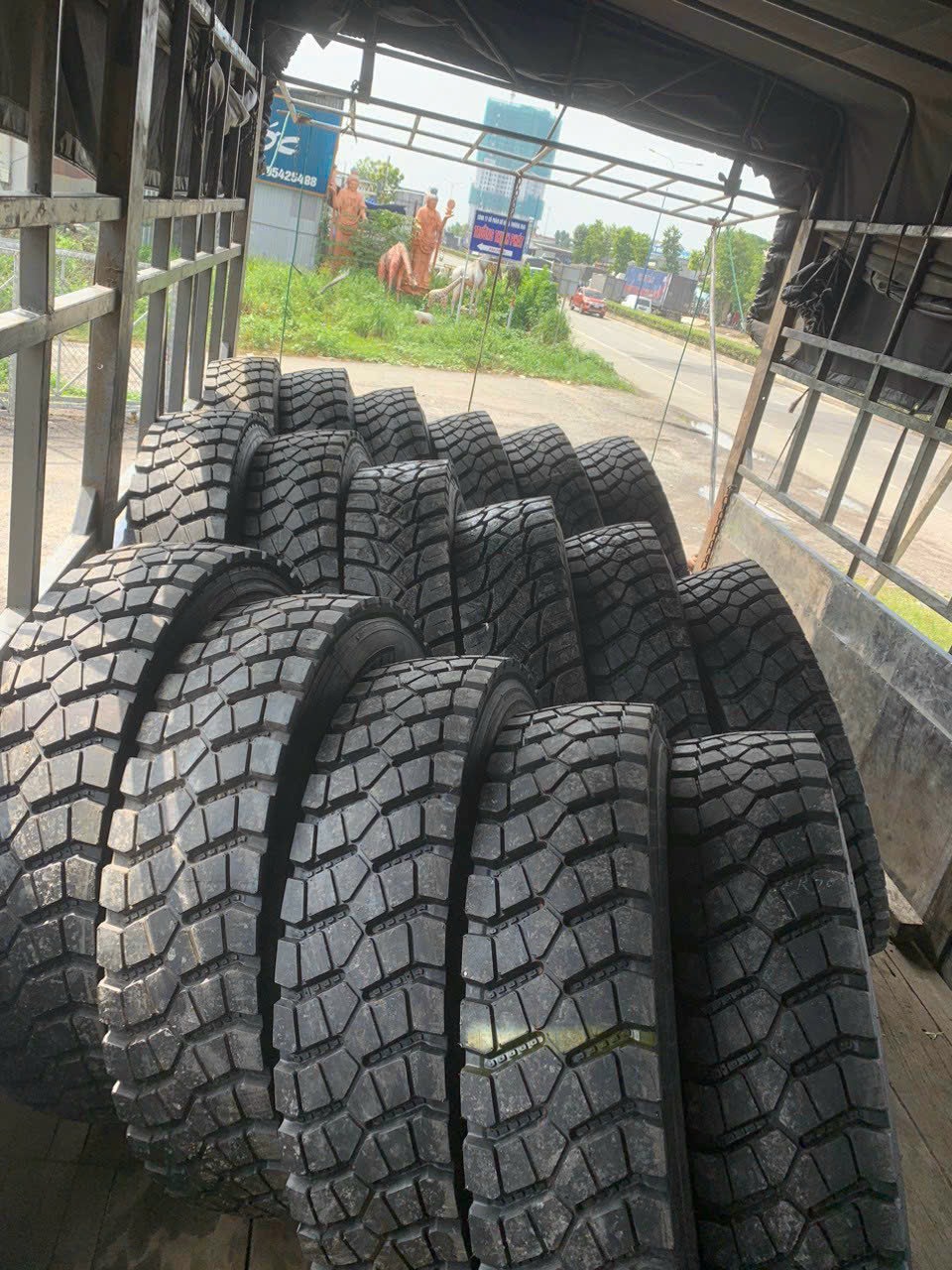 lốp dán gai ngang giá rẻ