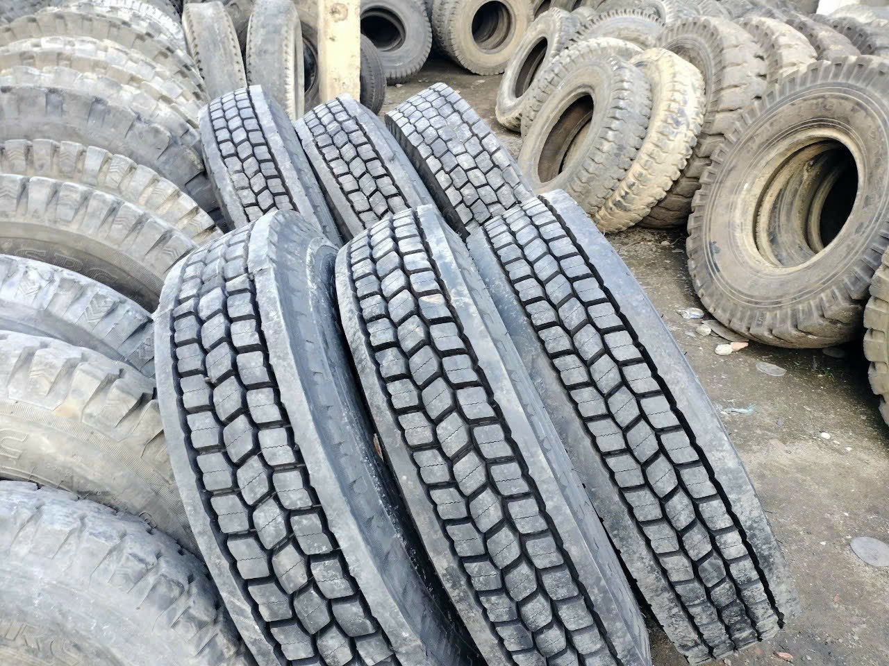 lốp dán gai cục bình dương