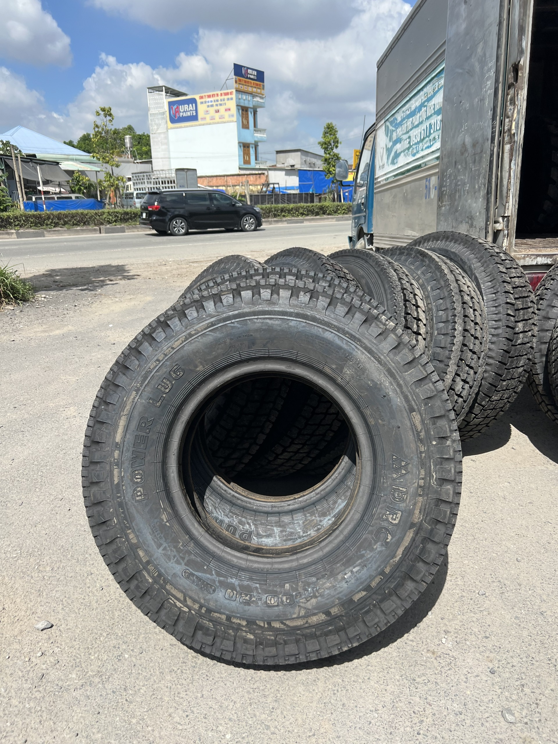 lốp dán 11.00-20 gai cục chạy trung chuyển