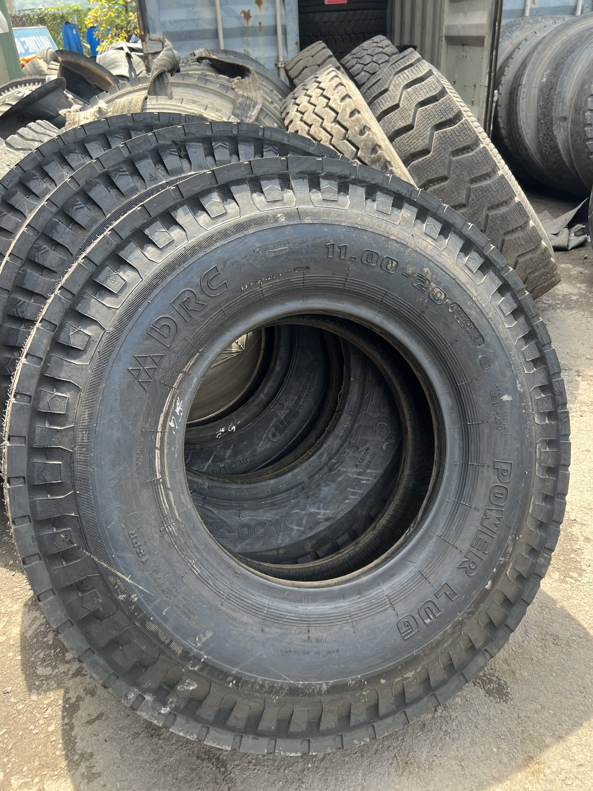 lốp dán bố vải 11.00-20 gai ngang trung chuyển