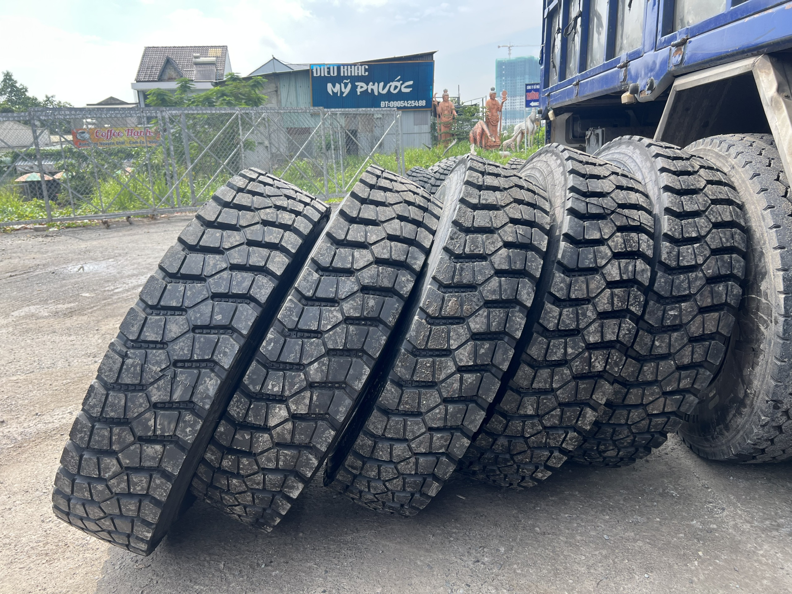 lốp dán bố vải 11.00-20 gai ngang trung chuyển