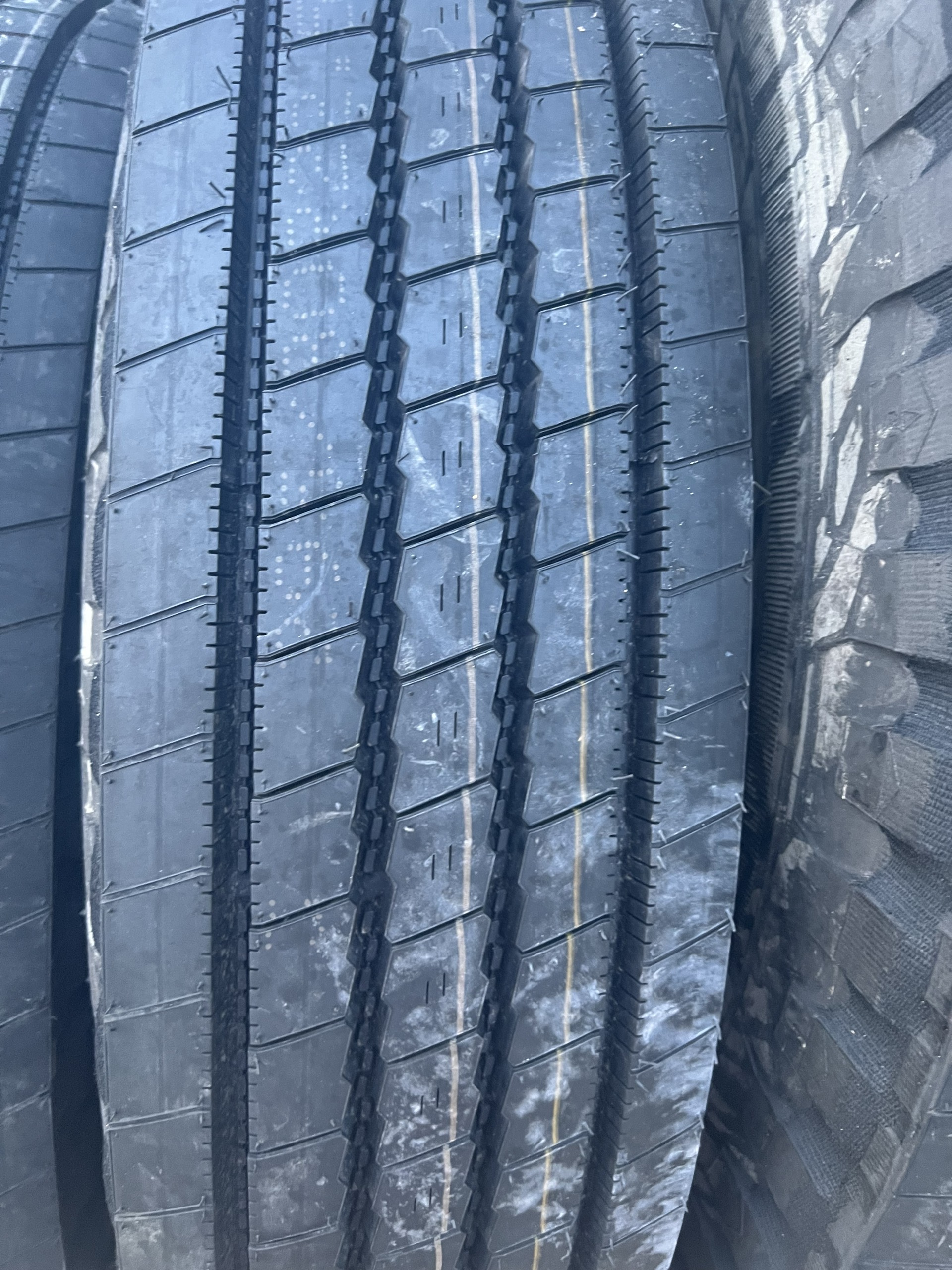 lốp dán bố vải 11.00-20 gai xuôi