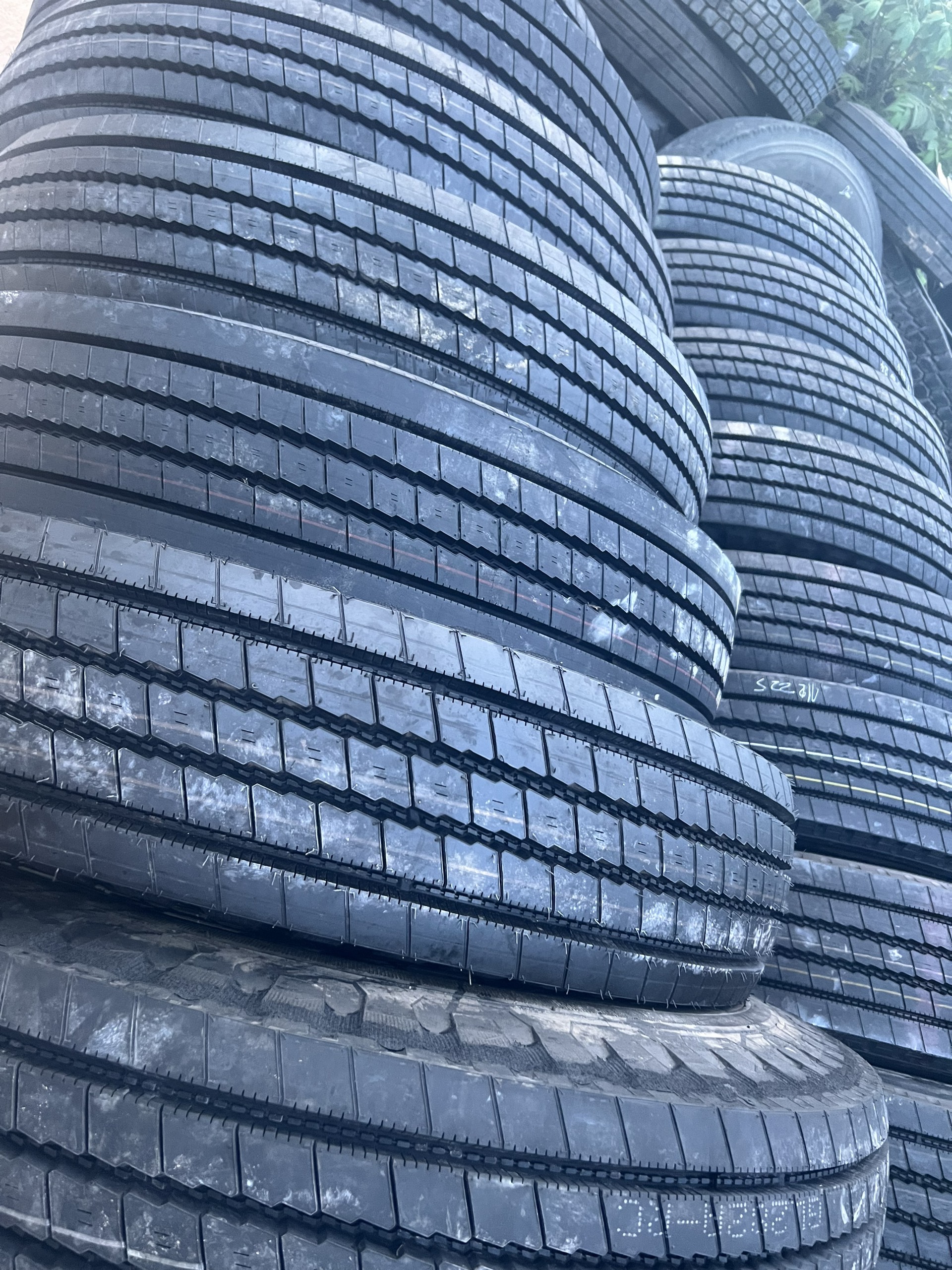 lốp dán bố vải 11.00-20 gai xuôi chạy trung chuyển