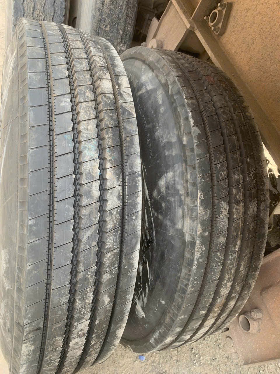 lốp dán gai xuôi chạy đường trường