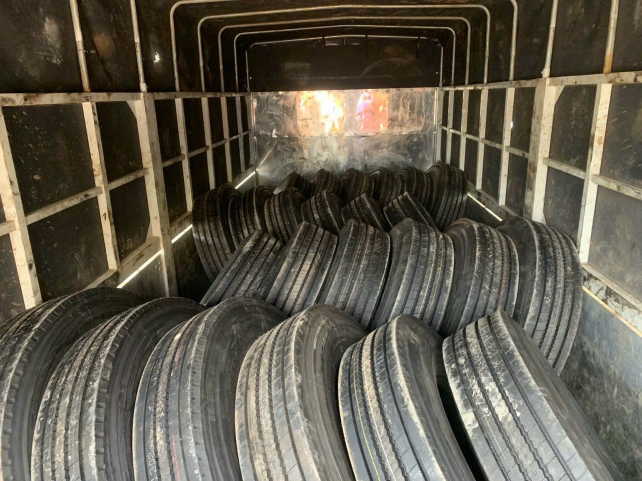 lốp dán gai xuôi chạy đường trường