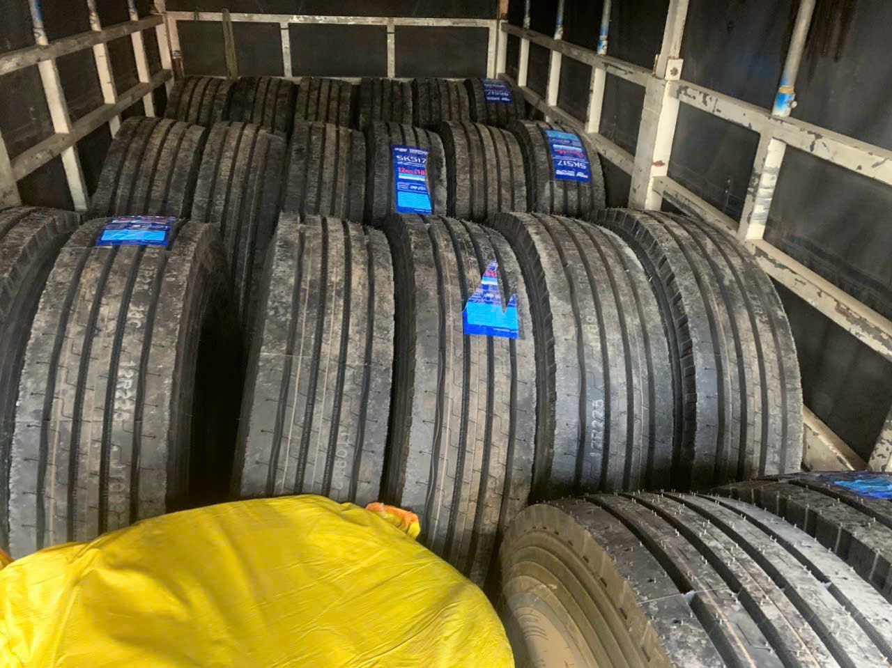 lốp mới gai xuôi chạy đường trường