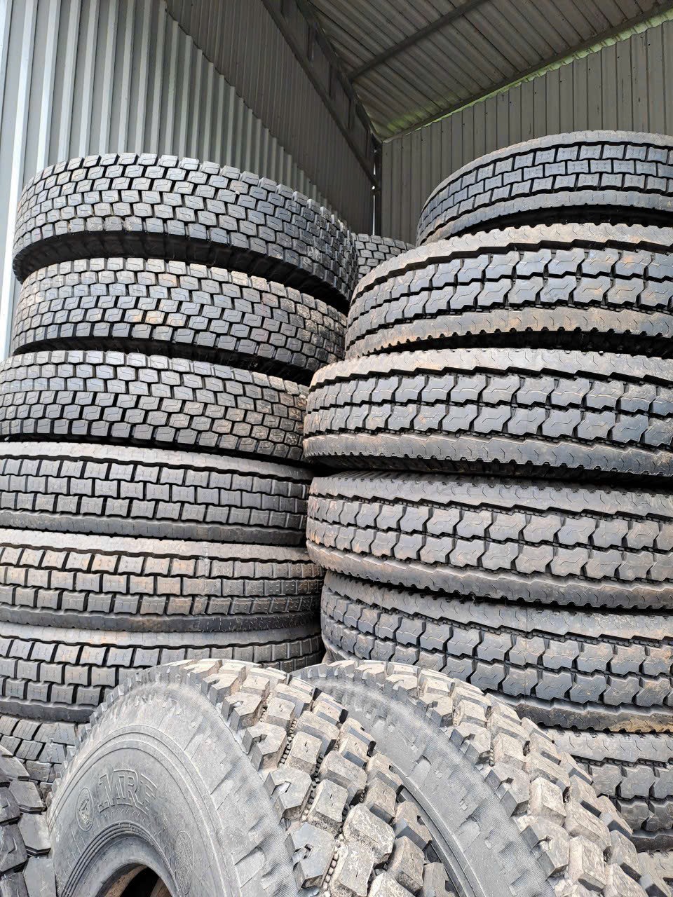 lốp dán gai cục xe tải