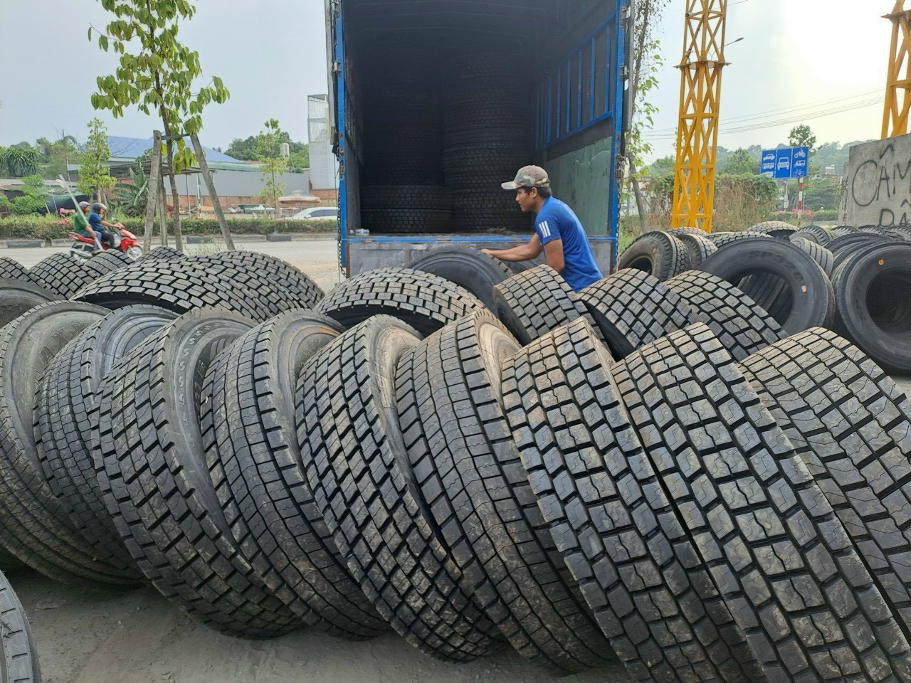 lốp dán giá rẻ bình dương
