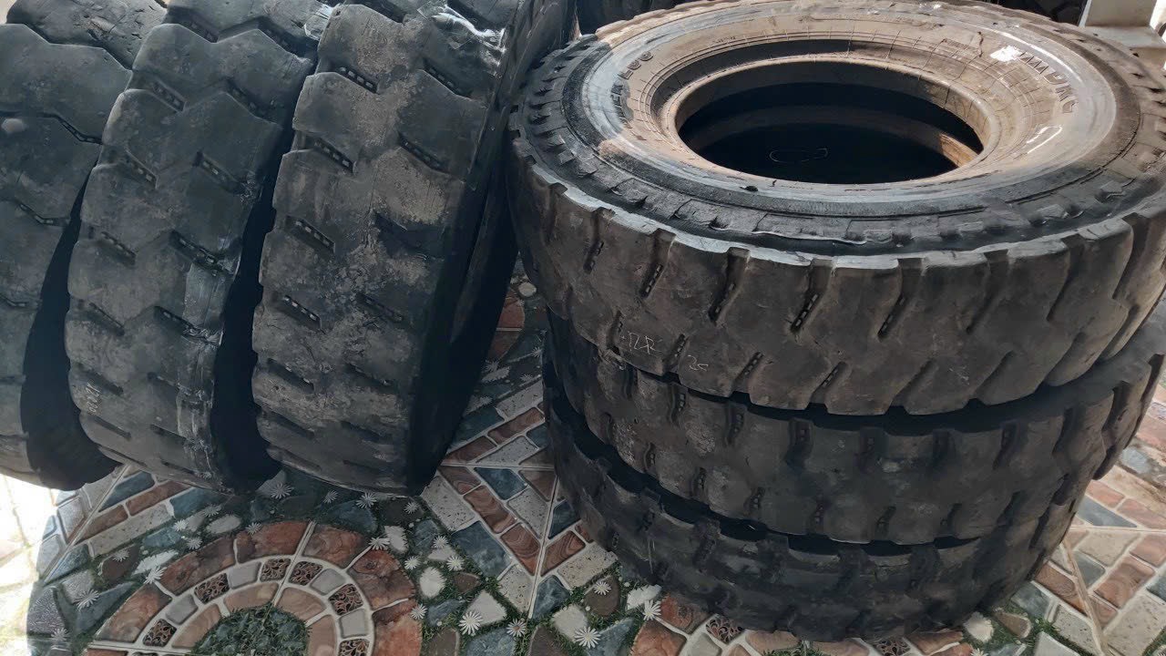 lốp dán gai bệt chạy hầm mỏ