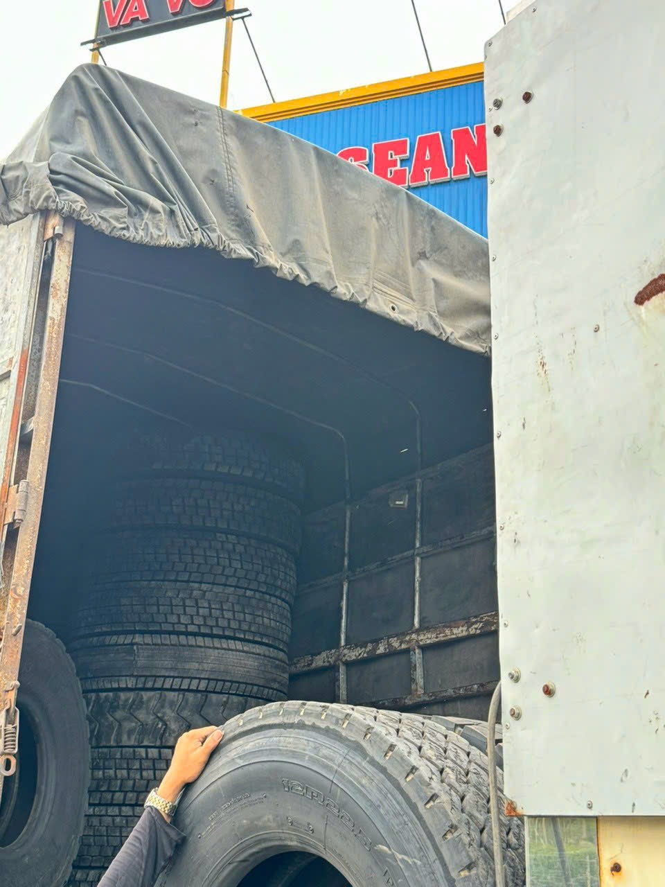 lốp dán gai cục