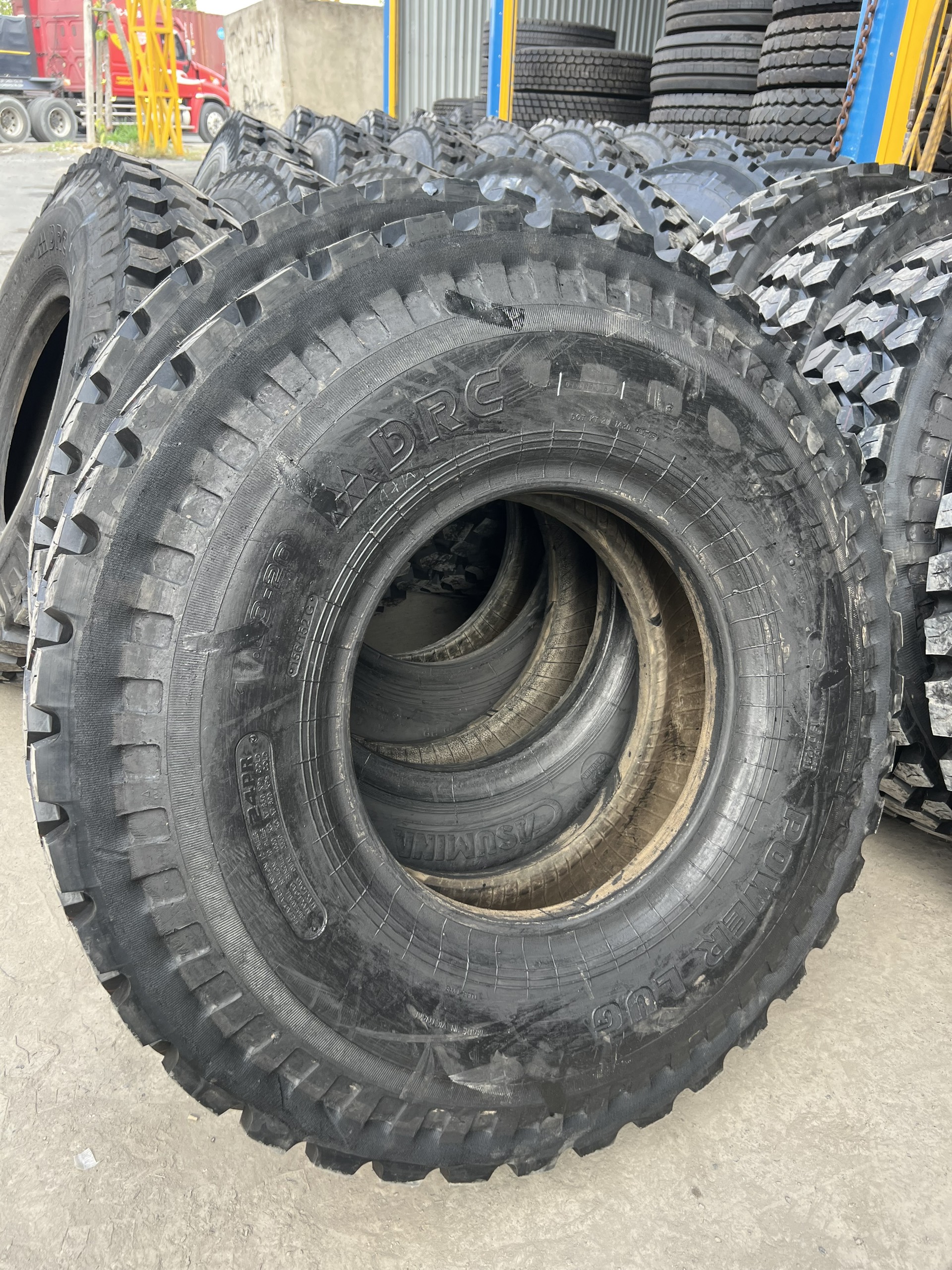 Lốp dán bố thép 12.00R20 gai mới chịu tải tốt, chịu mài mòn tốt, nguyên liệu nhập ngoại dùng cho xe Ben, xe đầu kéo, rơ-mooc