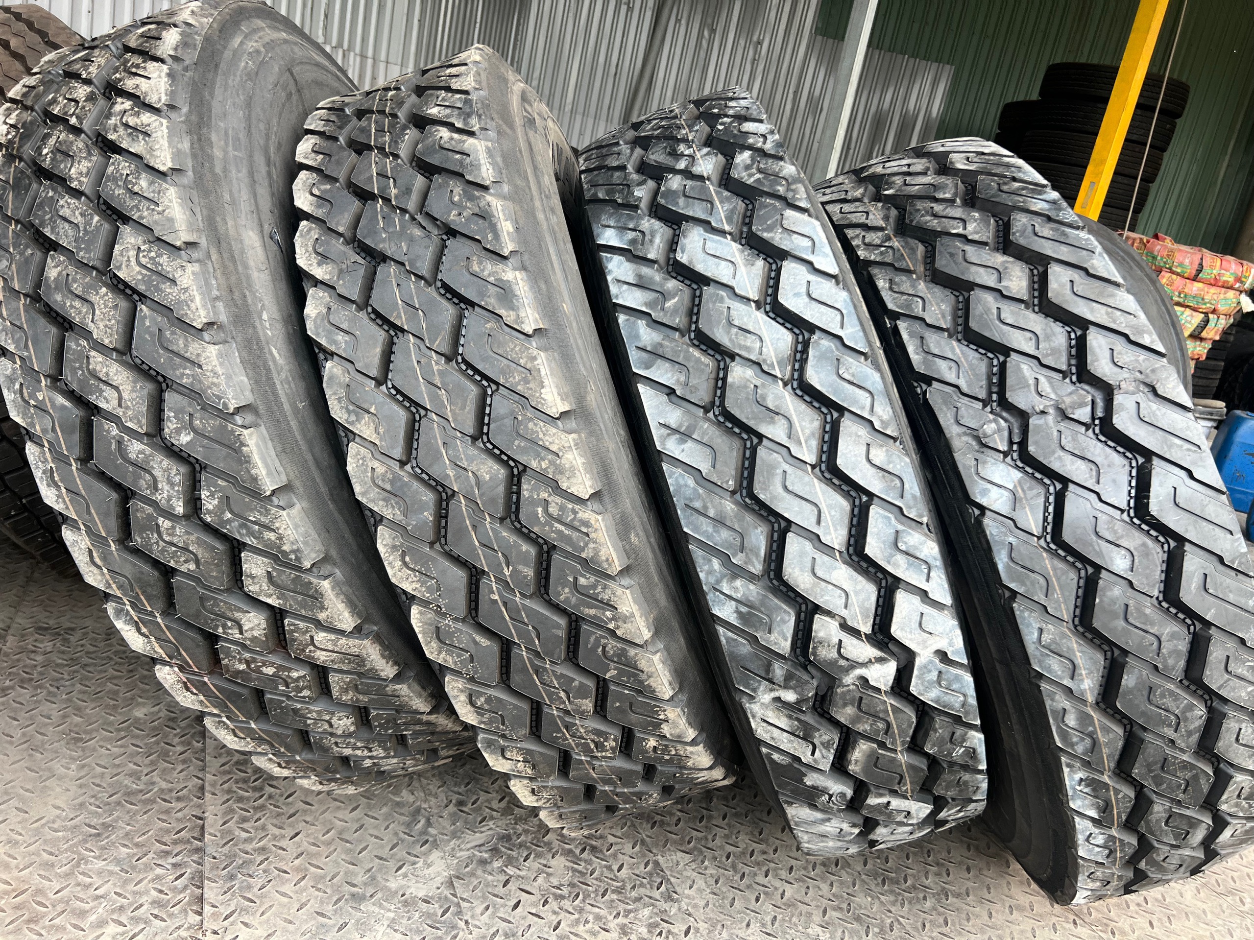 Cung cấp, lắp ráp lốp dán bố kẽm 12R22.5 gai mới - gai xuôi