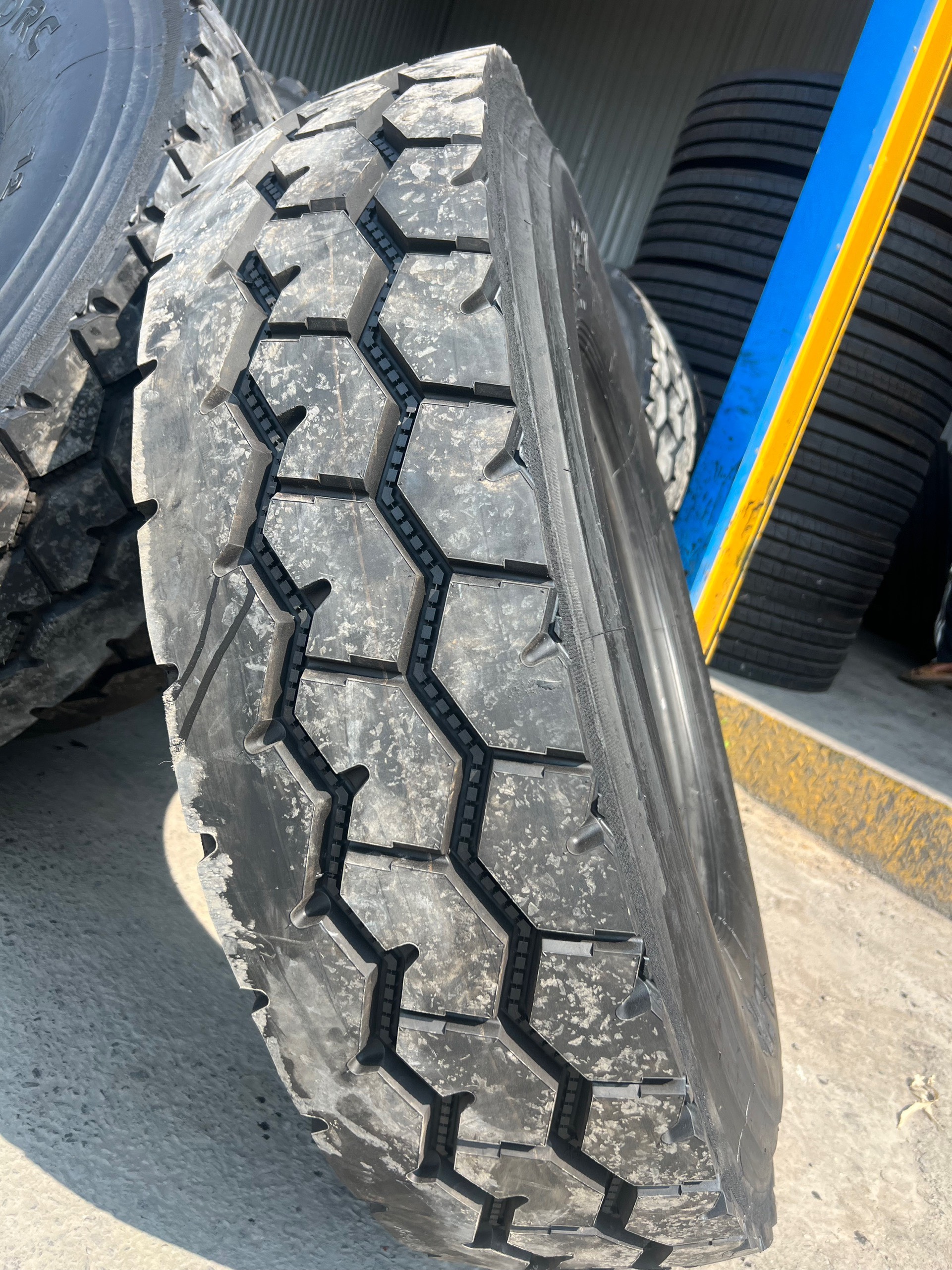 Cung cấp, lắp ráp lốp dán bố kẽm 12R22.5 gai mới - gai xuôi