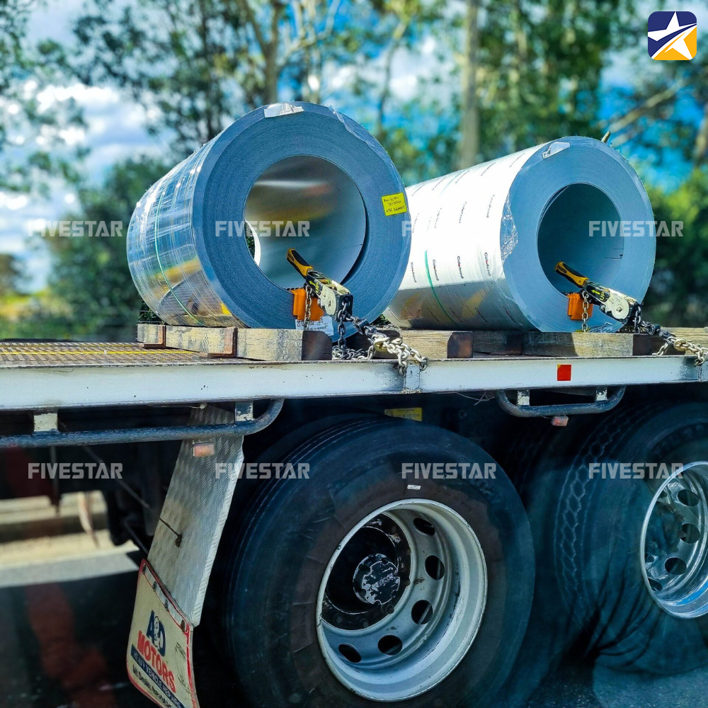 Bắt buộc phải sử dụng thanh chắn blocking để hạn chế quán tính lăn của cuộn thép khi vận chuyển đứng Eye to the Side Bắt buộc phải sử dụng thanh chắn blocking để hạn chế quán tính lăn của cuộn thép khi vận chuyển đứng Eye to the Side