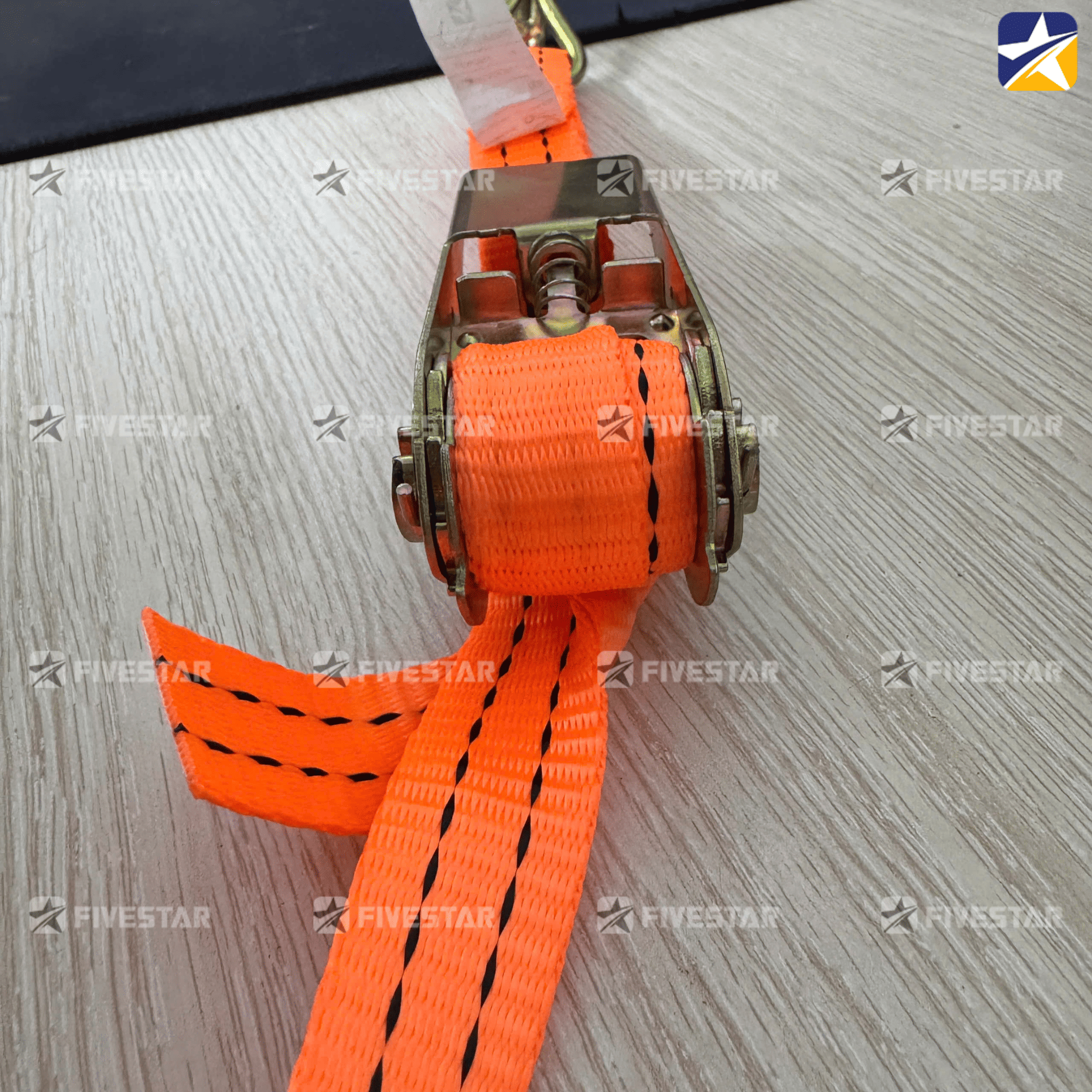 Cận cảnh đầu dây tăng đơ bị kẹt Cận cảnh đầu dây tăng đơ bị kẹt