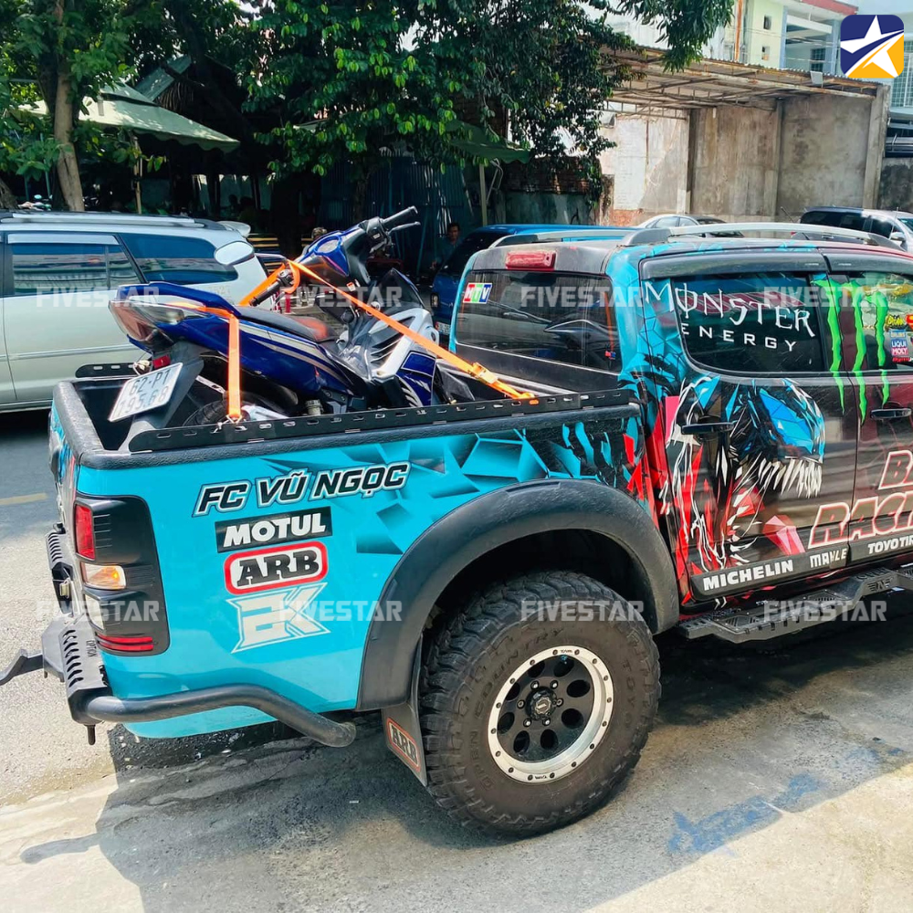 Chằng buộc an toàn là điều kiện tiên quyết để vận chuyển xe máy trên xe bán tải Chằng buộc an toàn là điều kiện tiên quyết để vận chuyển xe máy trên xe bán tải