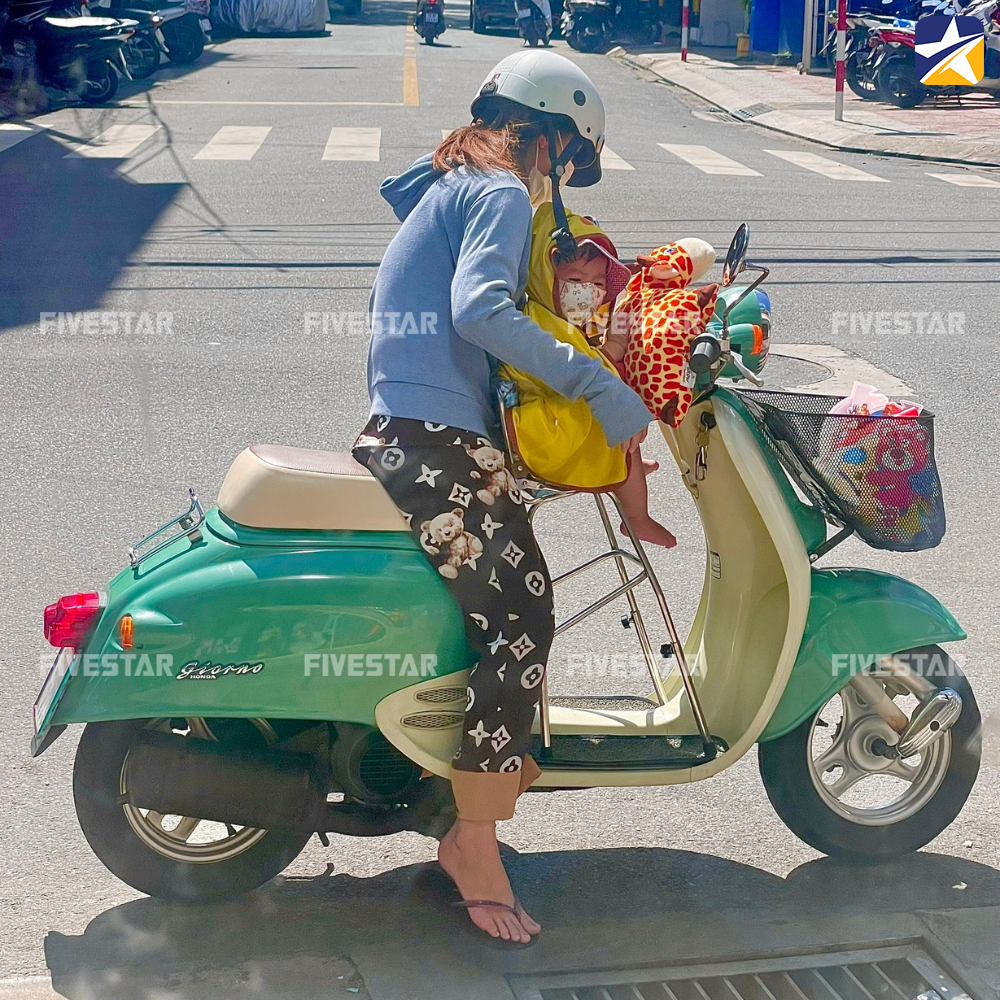 Ghế em bé trên xe máy được các mẹ ưu tiên chọn cho việc chở con nhỏ Ghế em bé trên xe máy được các mẹ ưu tiên chọn cho việc chở con nhỏ