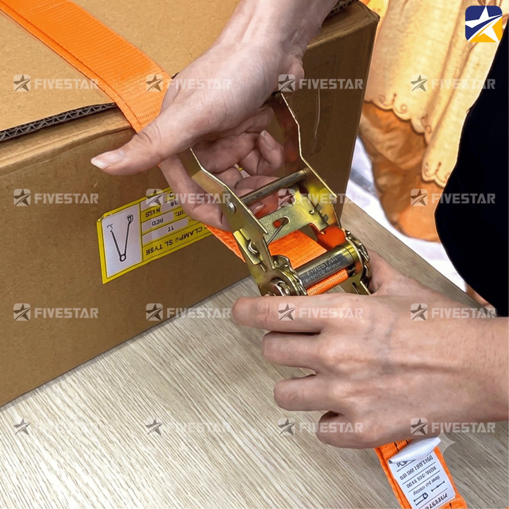 Hai tay giữ thân củ cảo và mở cần siết đúng góc 180 độ Hai tay giữ thân củ cảo và mở cần siết đúng góc 180 độ