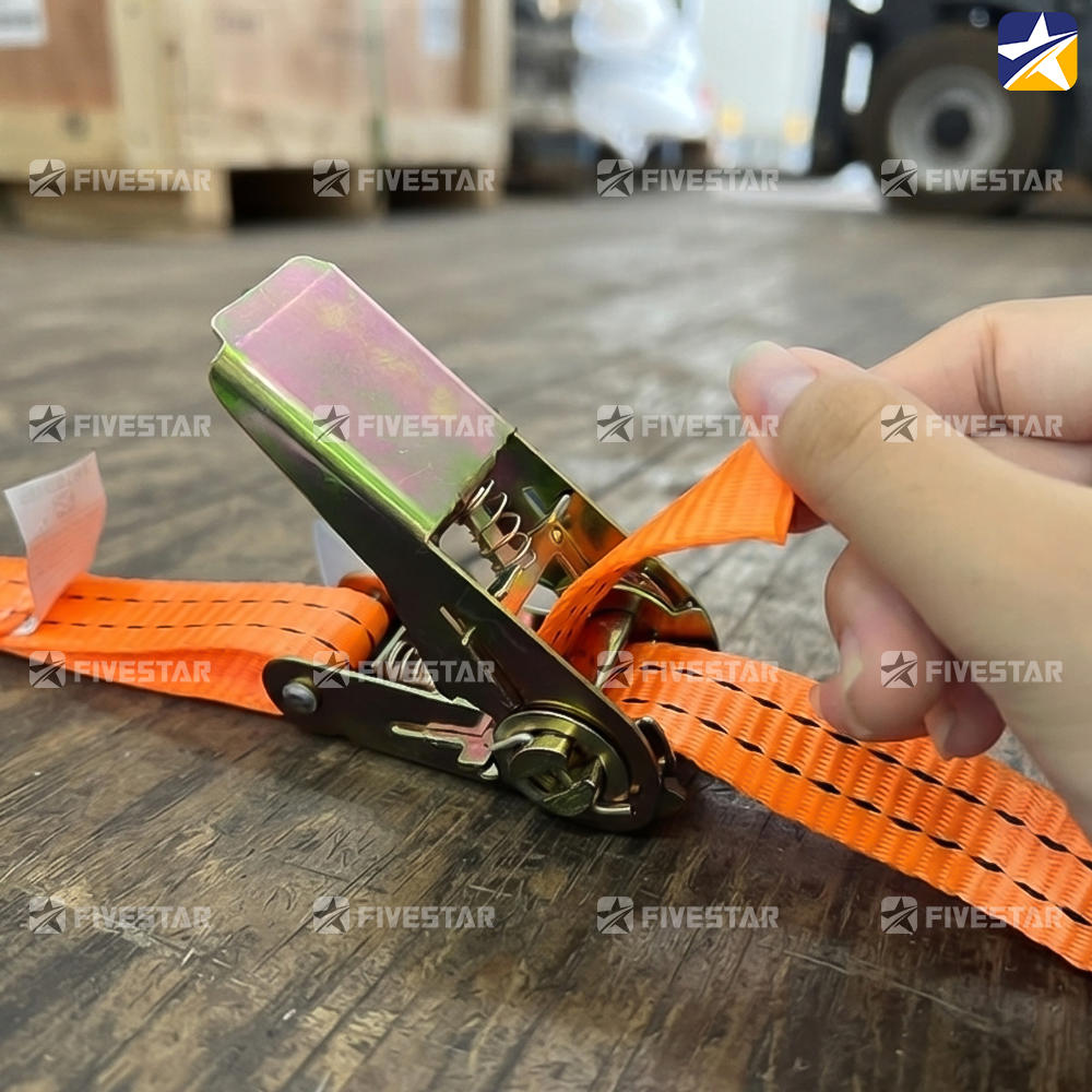 Luồn dây qua khe trục xoay của khóa tăng đơ, giữ dây thẳng Luồn dây qua khe trục xoay của khóa tăng đơ, giữ dây thẳng