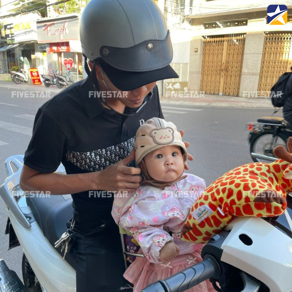 Luôn đội mũ bảo hiểm để tăng tính an toàn khi chở bé Luôn đội mũ bảo hiểm để tăng tính an toàn khi chở bé
