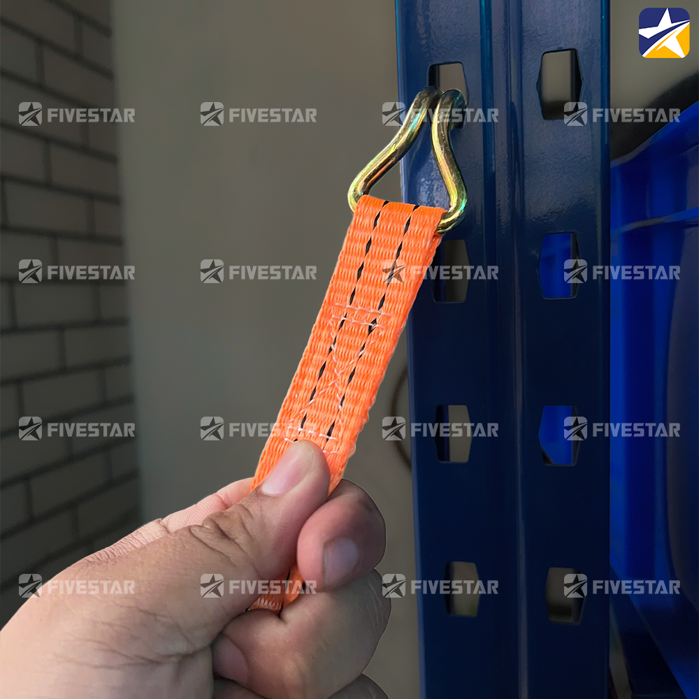 Móc dây tăng đơ vào điểm neo Móc dây tăng đơ vào điểm neo