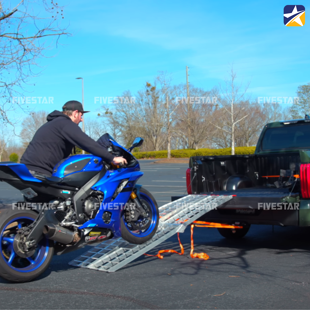 Một chiếc thang dắt sẽ giúp việc đưa xe máy lên xe bán tải trở nên dễ dàng hơn Một chiếc thang dắt sẽ giúp việc đưa xe máy lên xe bán tải trở nên dễ dàng hơn