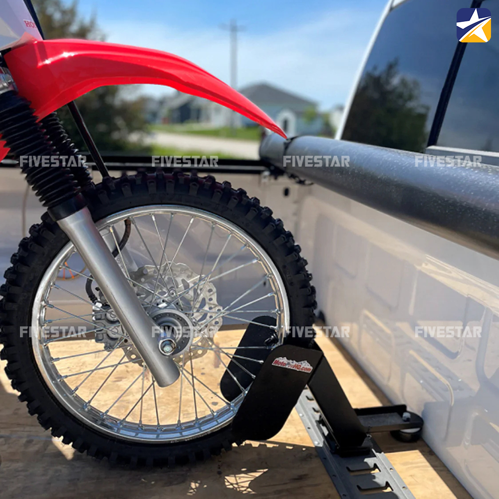 Nên trang bị Wheel Chock nếu bạn thường xuyên phải chở xe máy trên xe bán tải Nên trang bị Wheel Chock nếu bạn thường xuyên phải chở xe máy trên xe bán tải