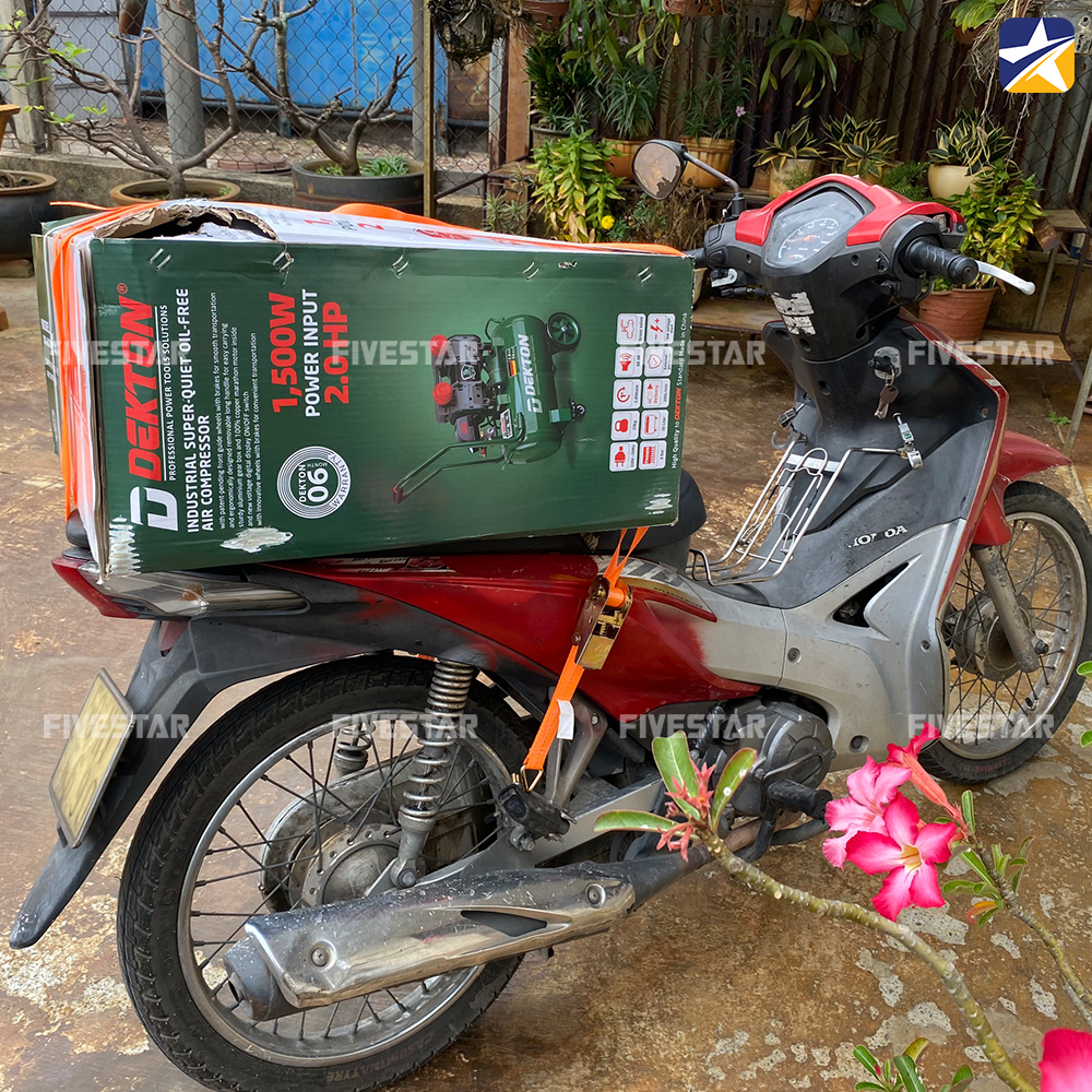 Ràng hàng cồng kềnh trên xe máy bằng dây tăng đơ bản 25mm móc j Ràng hàng cồng kềnh trên xe máy bằng dây tăng đơ bản 25mm móc j