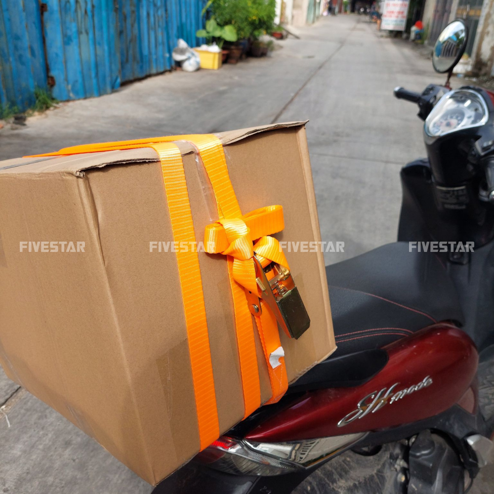 Sử dụng dây tăng đơ bản 25mm tải 800kg không móc ràng hàng trên xe tay ga Sử dụng dây tăng đơ bản 25mm tải 800kg không móc ràng hàng trên xe tay ga