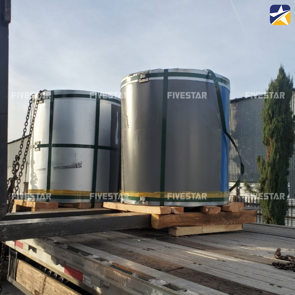 Sử dụng xe nâng để nâng cuộn thép lên xe container Sử dụng xe nâng để nâng cuộn thép lên xe container