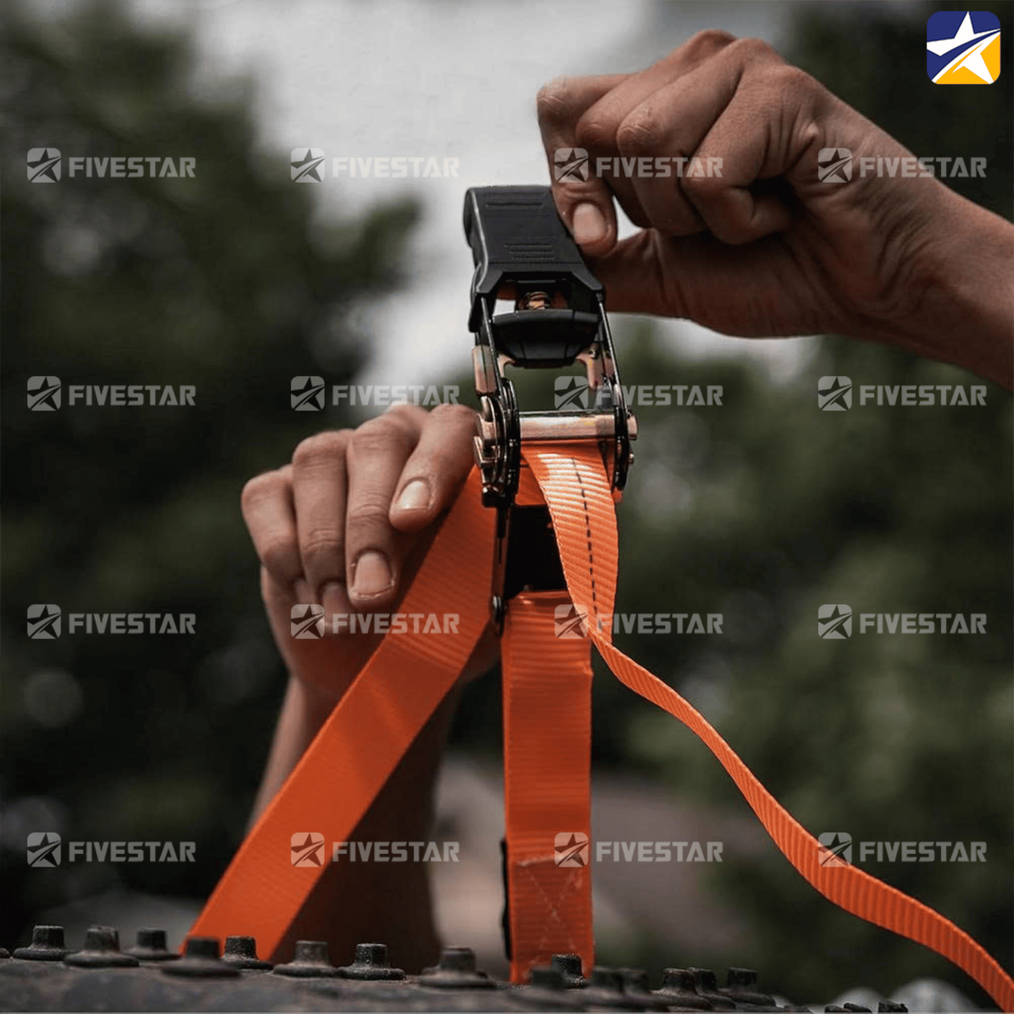 Tay gạt nhẹ cần siết tăng đơ theo chiều siết thêm để giảm lực căng Tay gạt nhẹ cần siết tăng đơ theo chiều siết thêm để giảm lực căng