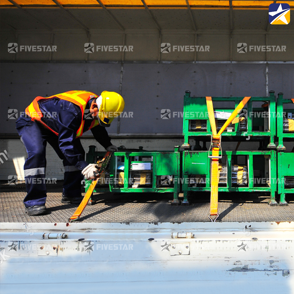 Thao tác nhanh gọn với dây tăng đơ trước mỗi chuyến hàng Thao tác nhanh gọn với dây tăng đơ trước mỗi chuyến hàng