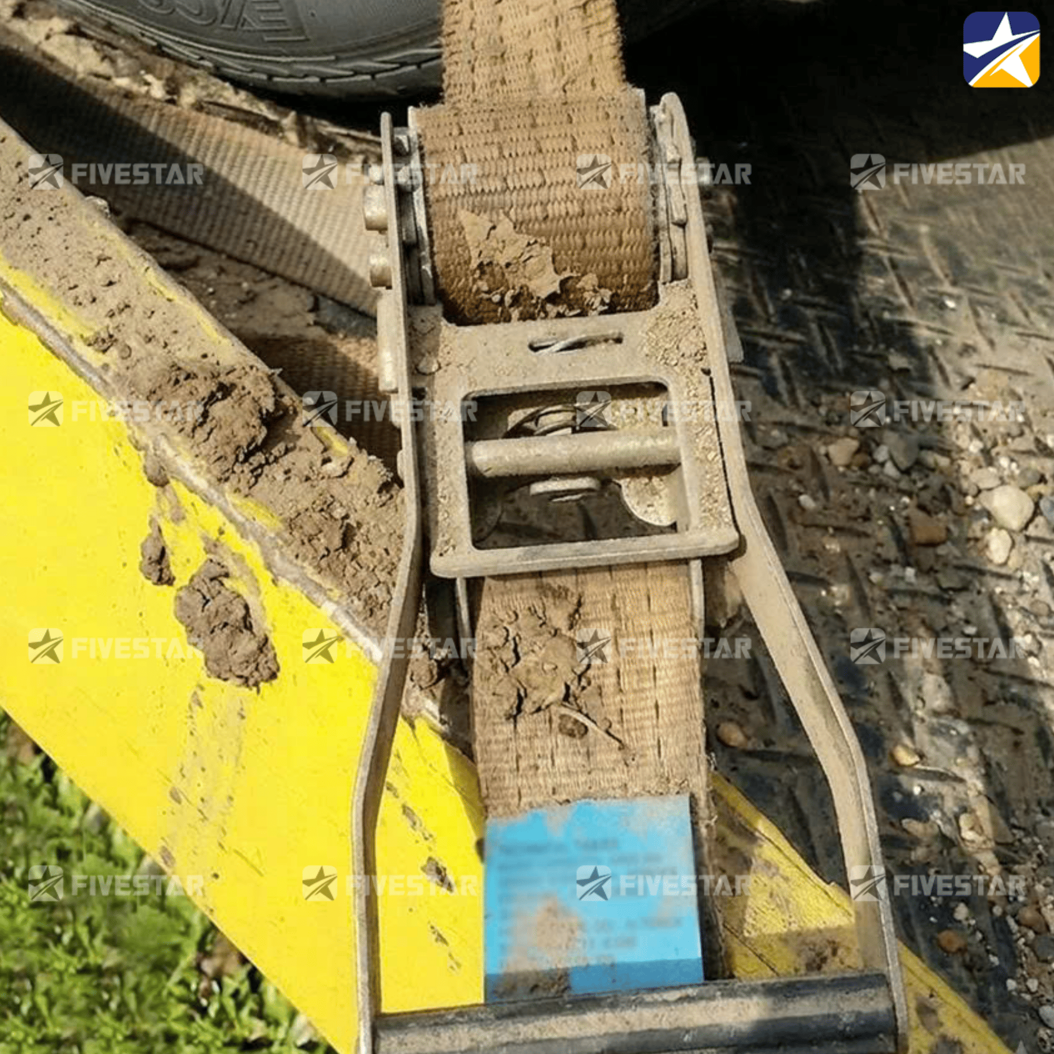 Trục xoay củ cảo bám bụi, đất sau chuyến hàng công trình Trục xoay củ cảo bám bụi, đất sau chuyến hàng công trình